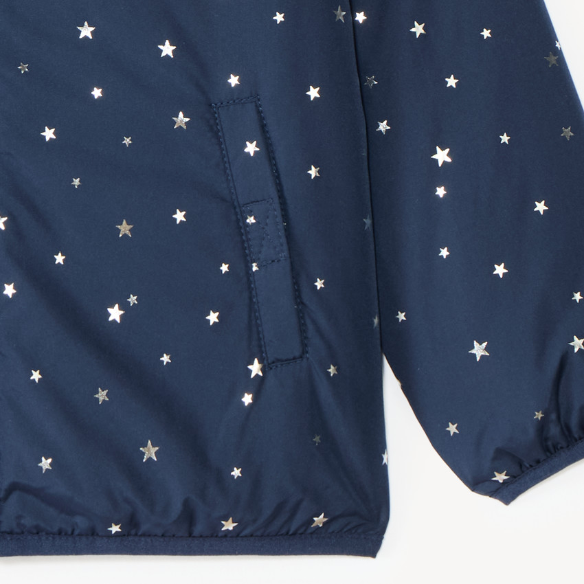 Cortavientos niña forrado en sherpa con capucha y estampado de estrellas. 