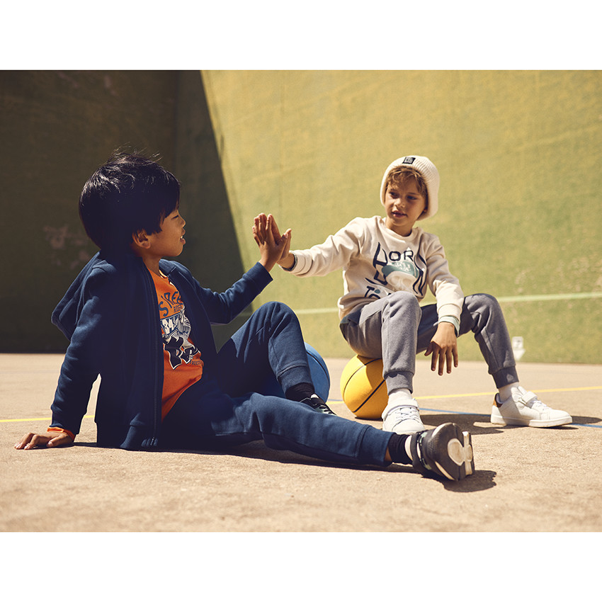 Chaqueta con capucha de felpa lisa para niño 