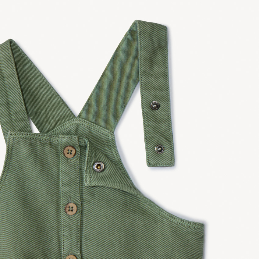 Vestido peto liso de denim kaki con bolsillos para bebé niña 