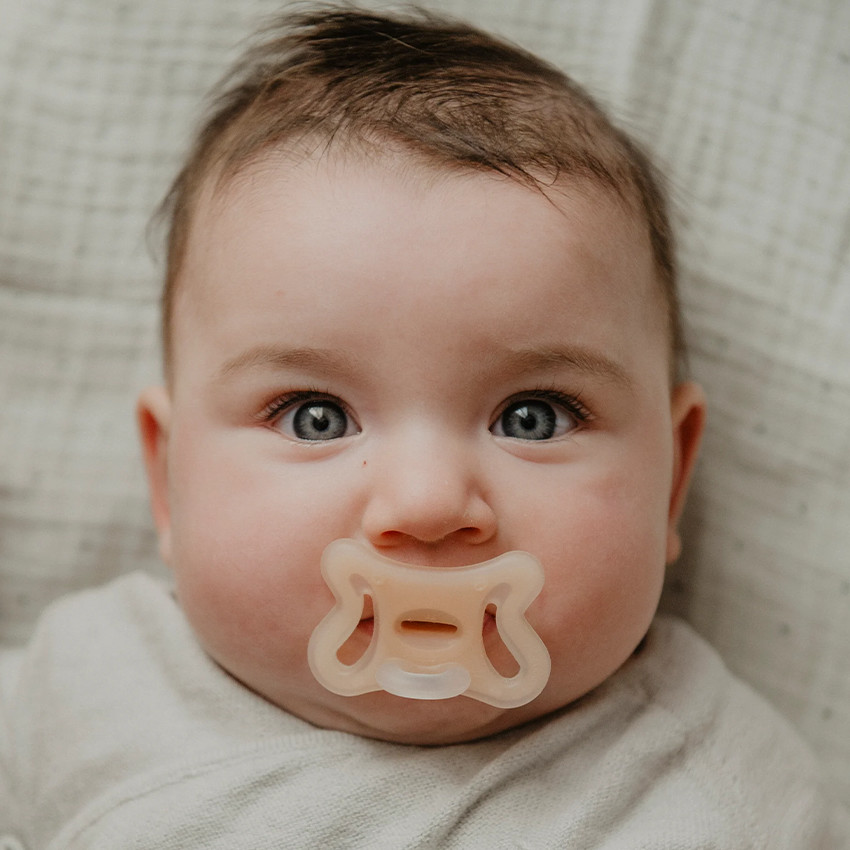 Chupete Zero.Zero con tetina simétrica de silicona SX Pro para prematuros de 0 a 2 meses color claro 