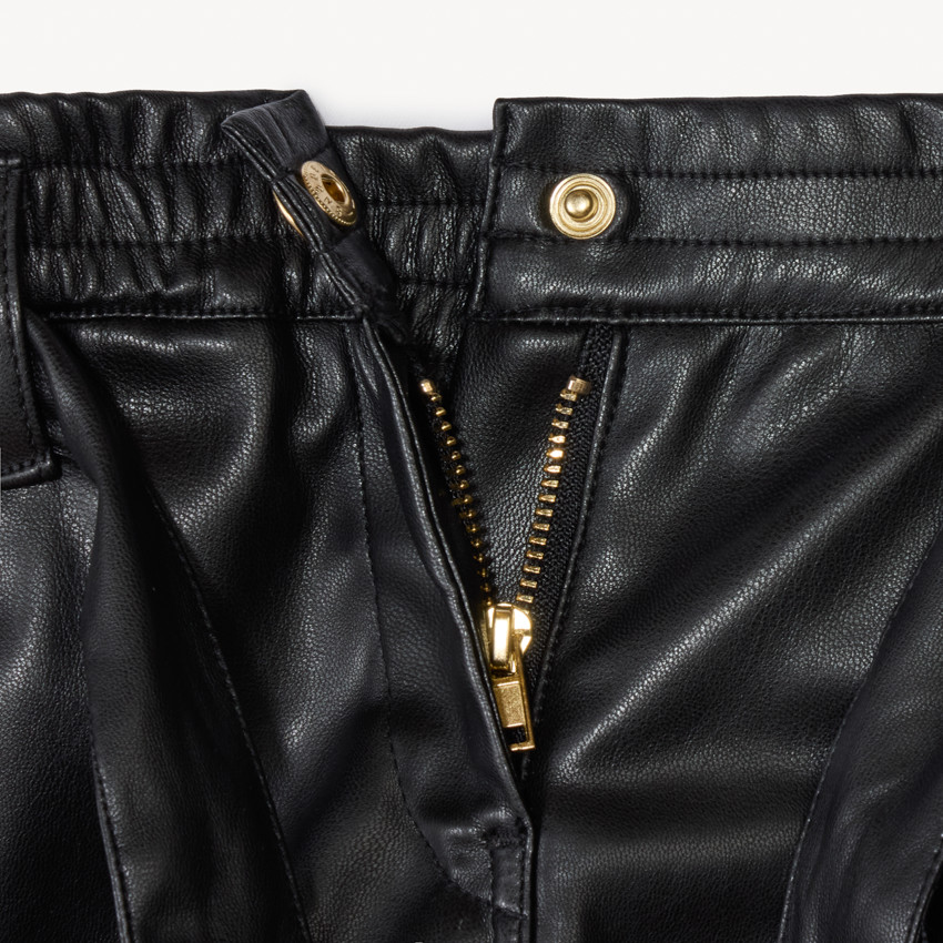 Short liso de polipiel con cinturón para anudar para niña 