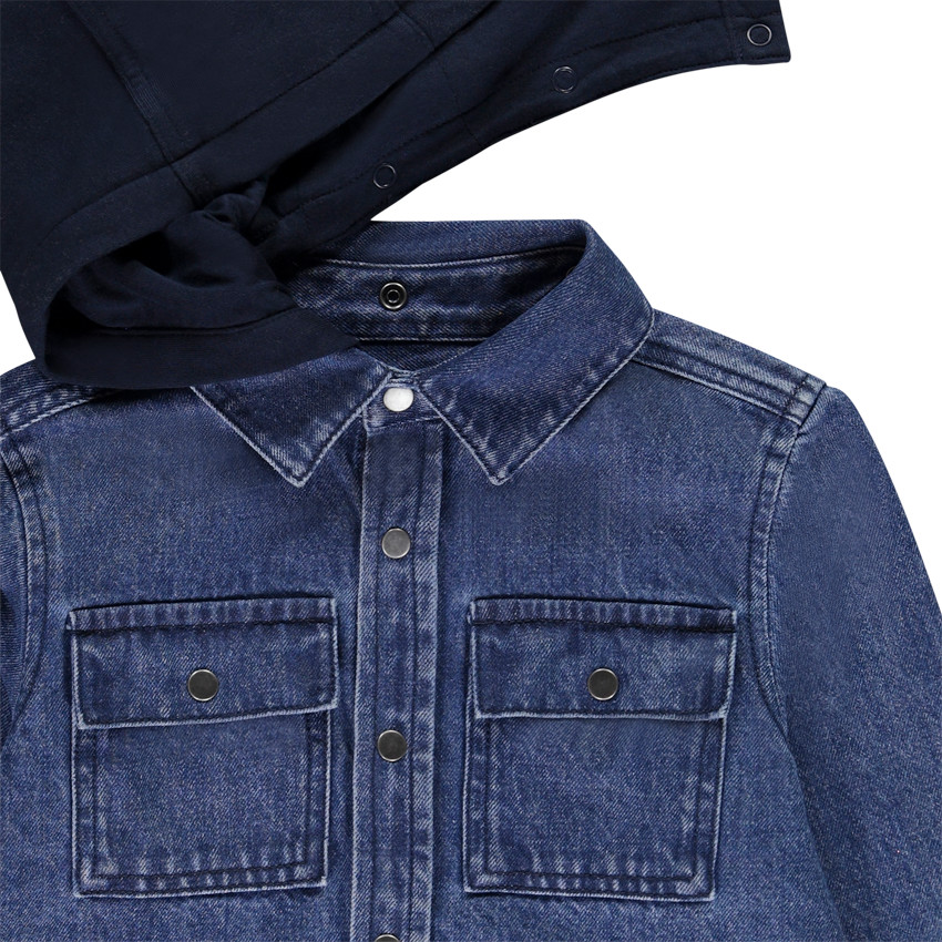 Camisa de mezclilla bordada con capucha desmontable para niño 