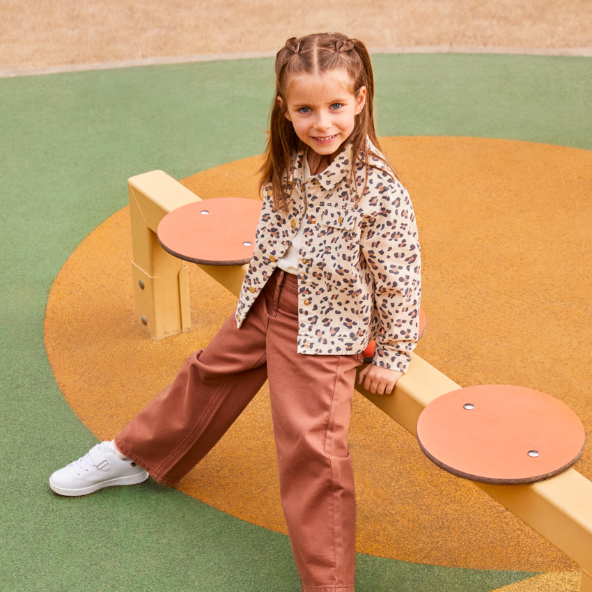 Chaqueta de mezclilla niña con estampado de leopardo 