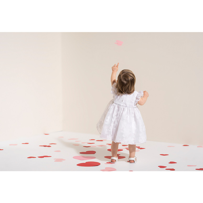 Vestido de gala de tul con flores del mismo color 