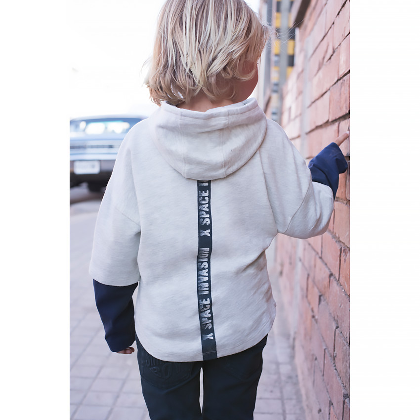 Camiseta de mangas larga con efecto 2 en 1, capucha y estampado de platillos volantes 