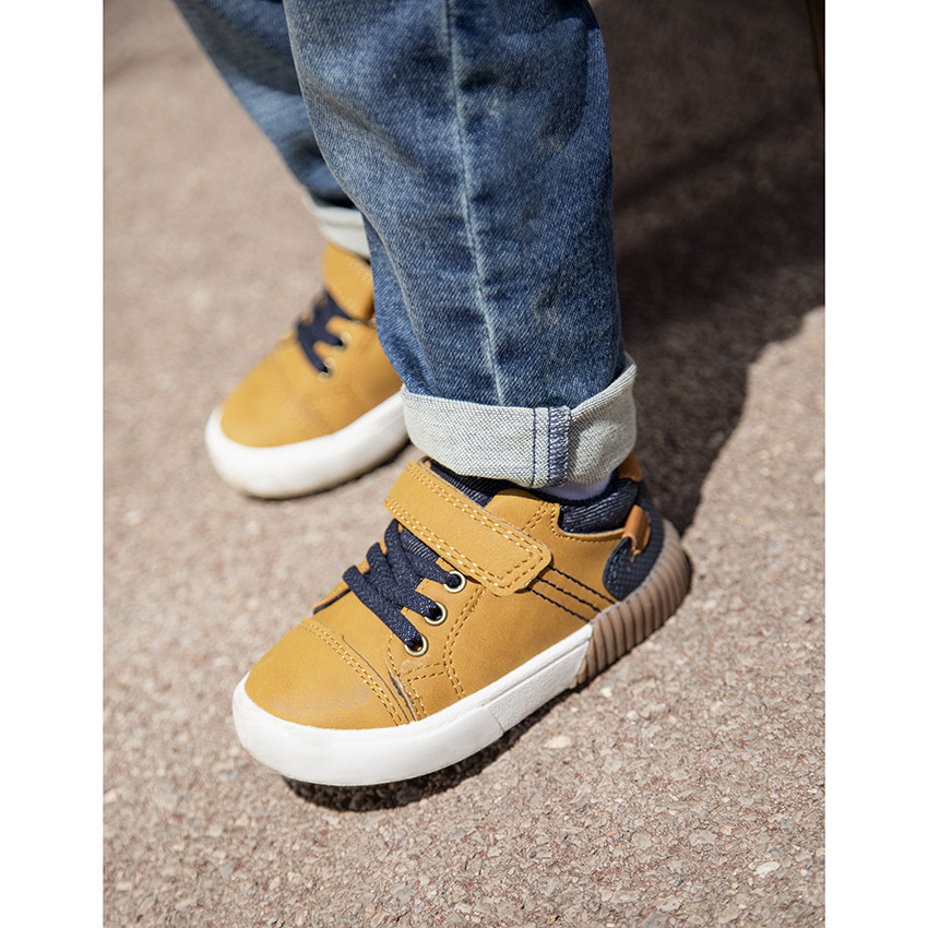 Zapatillas bajas camel con cordones y velcro para bebé niño 