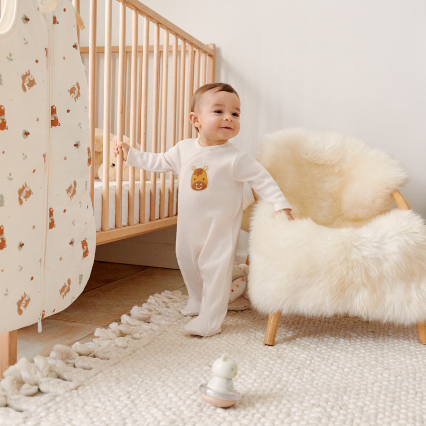 Pijamas de abeja con parche de caballo para niño. 