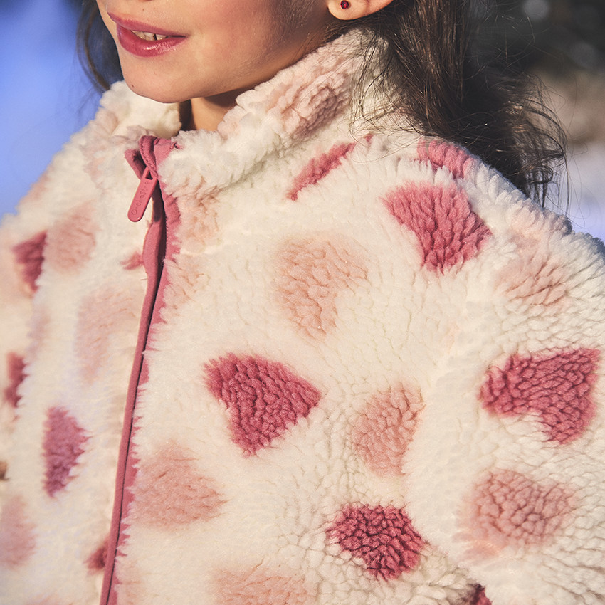 Chaqueta de sherpa con estampado de corazones para niña 