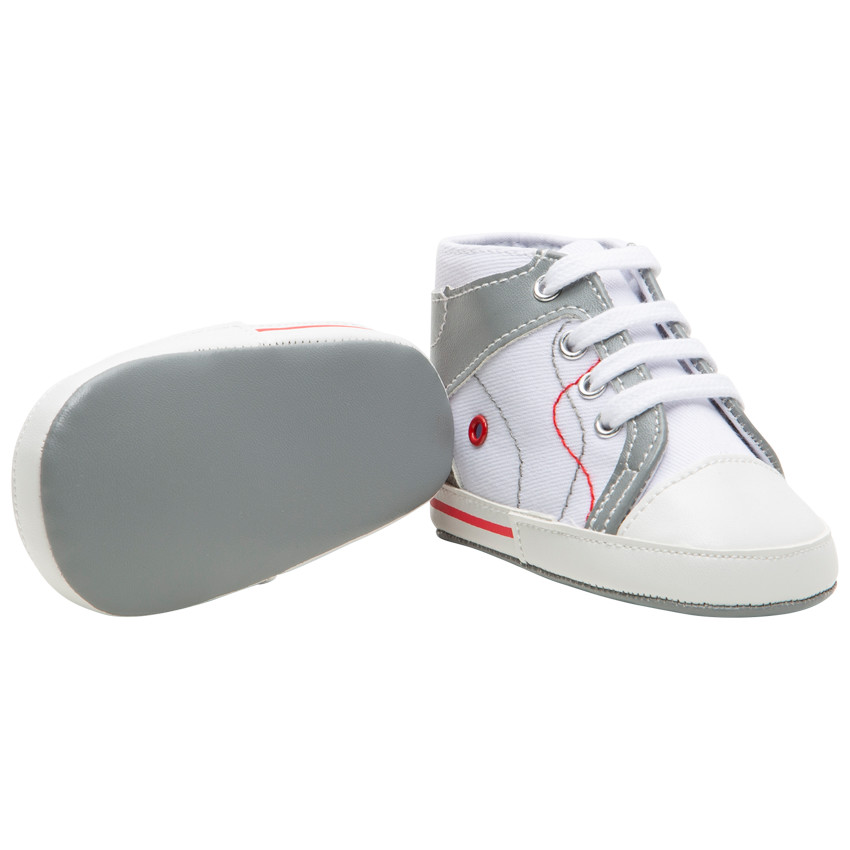 Zapatillas altas suaves con detalles en gris y rojo 