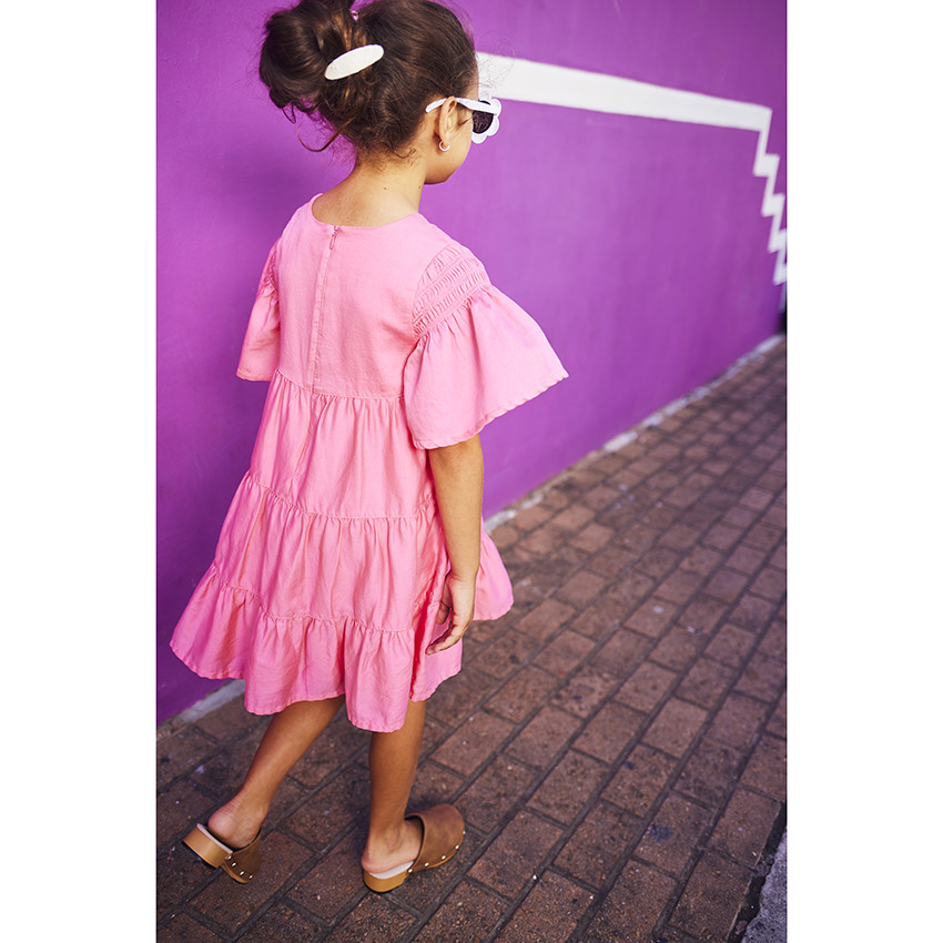 Vestido de niña con volantes y mangas cortas en color liso 