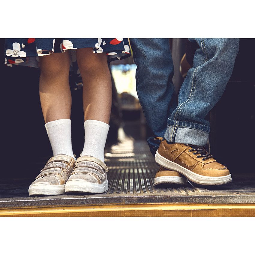 Zapatillas bajas con cordones y detalles para niño 