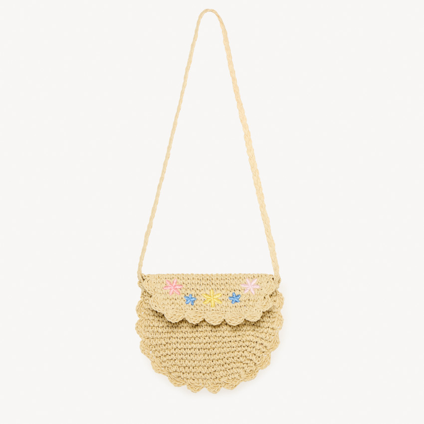 Bolso bandolera de rafia con flores bordadas para niña. 